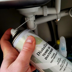 Utilisation du spray DIATOZEN sous l'évier