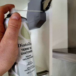Utilisation du spray DIATOZEN dans une charnière de meuble de cuisine