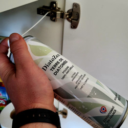 Utilisation du spray DIATOZEN dans une charnière de meuble