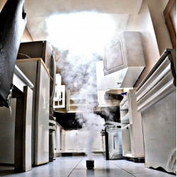 Le fumigène FUMICHOC anti mites alimentaires se disperse dans une cuisine