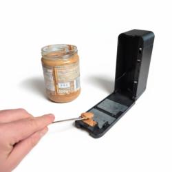 Mise en place de l'appât dans le piège à souris électrique