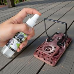 Spray arôme anis pulvérisé sur une tapette à rat Gorilla Traps