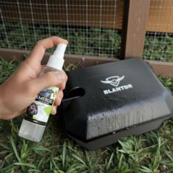 Spray arôme anis pulvérisé sur un piège sécurisé professionnel Blantor