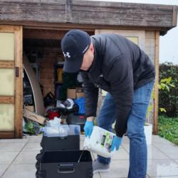 Étape de déversement du liquide conservateur EMEROD dans un piège multiprise MultiRat