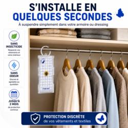 Piège anti-mites des vêtements PYRO NET suspendu dans un dressing pour protéger les vêtements et textiles sans insecticide