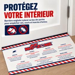 Bande collante AF NO ZONE placée au bas d'une porte pour empêcher le passage des souris