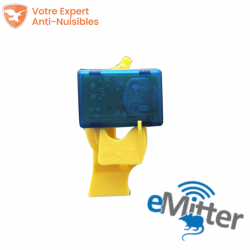 L'avertisseur sonore bleu "eMitter" est mis en place sur son adaptateur jaune "Banana