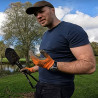 Pelle type US tenu par Mickael Votre Expert Anti-Nuisibles lors d'un détaupinage sur un golf.