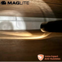 Lampe MAGLITE MINI vous aide à rechercher les traces de souris sous les meubles.