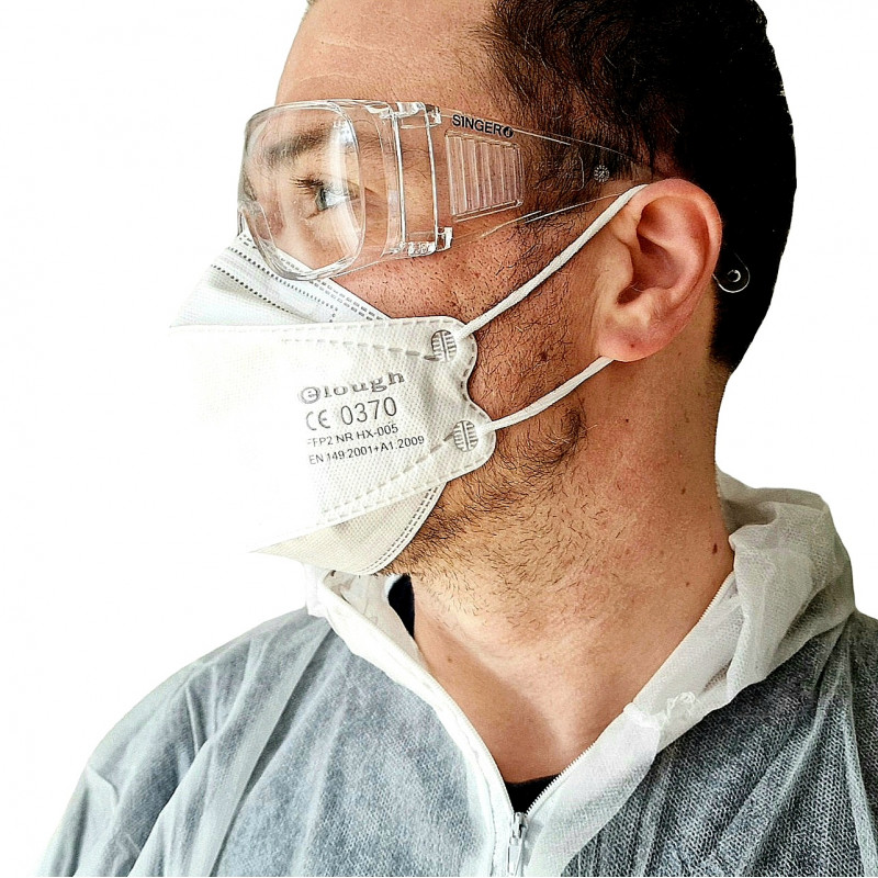 Protection du visage à l'aide d'un masque FFP2 et d'une paire de lunettes de protection.