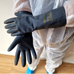 Paire de gants en néoprène de qualité pour la protection des mains contre les risques chimiques.