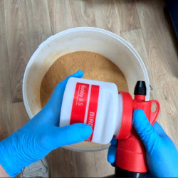 La poudreuse bobby lors d'une application de poudre répulsive anti rongeur EMEROD spécial comble.