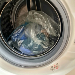 Sac à linge hydrosoluble dans le tambour de la machine à laver