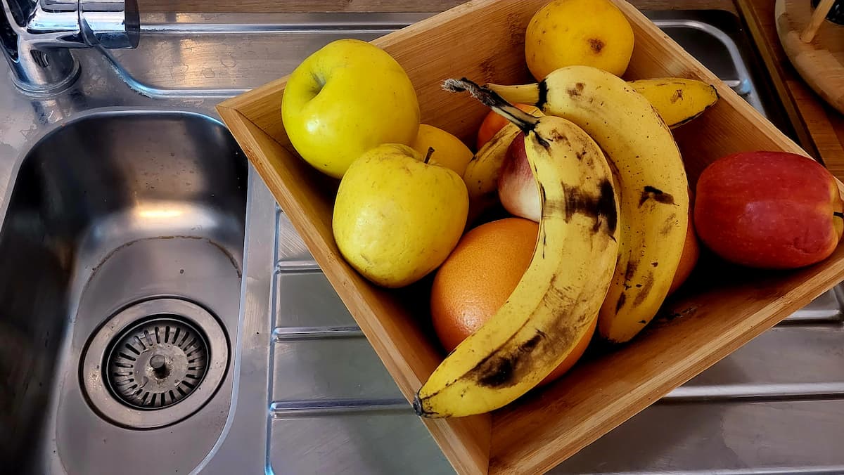 Corbeille de fruit posée sur un évier