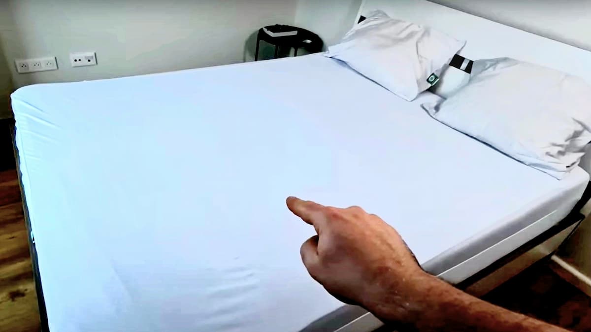 Housse anti punaise de lit mise en place sur un lit