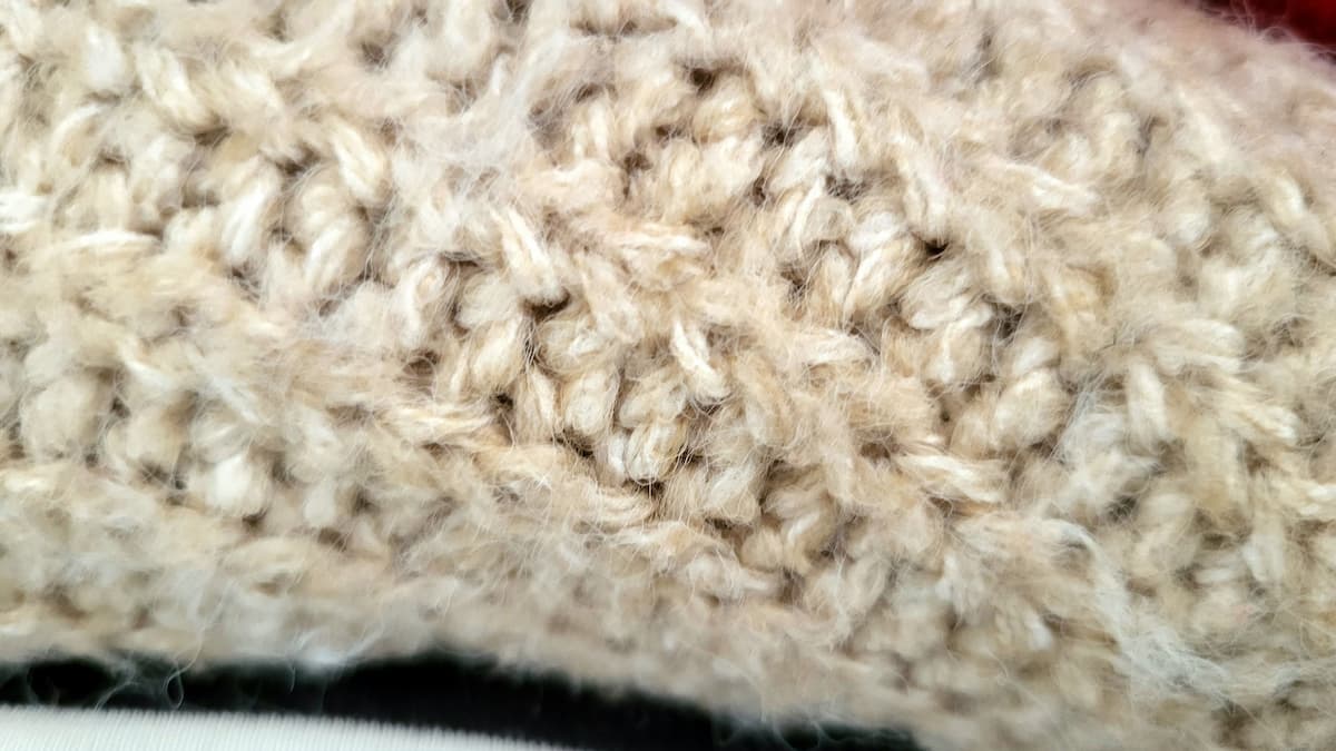 Gros plan sur les fibres de laine d'un pull tricoté