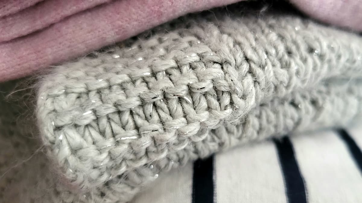 Mite du vêtement sur un pull over en laine