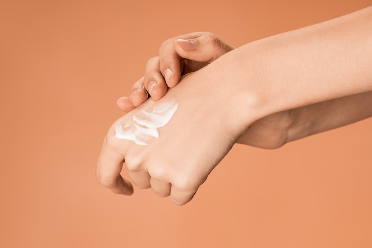 Application d'une crème sur la main